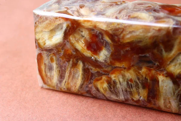 Kahverengi arkaplanda çekirdeksiz ıslak tarihler paketlendi