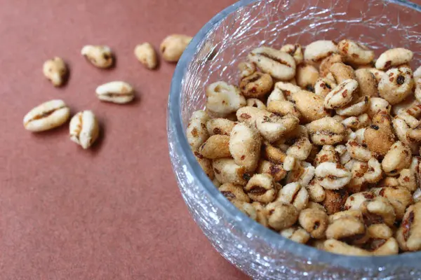 Kahverengi arka planda kavrulmuş buğday püresi