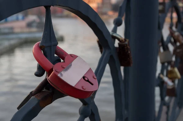 Rood Ijzeren Hangslot Gesloten Gesmeed Zwart Element Van Brug Hek — Stockfoto