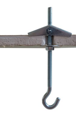 Metal katlanır yay çapası, kancayla bağlanmış ve nemlendirmeye dayanıklı alçıpan tabakasında önceden delinmiş bir deliğe vidalanmış, beyaz bir zemin üzerinde izole edilmiş alçıpan bir bölümünün görüntüsü..
