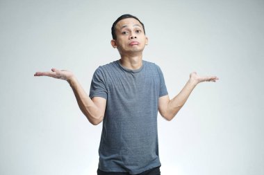 Tecrit edilmiş stüdyo geçmişi olan yakışıklı Asyalı bir adam.