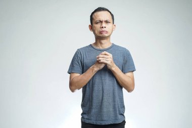 Stüdyoda yalnız başına ağlayan Asyalı adam.