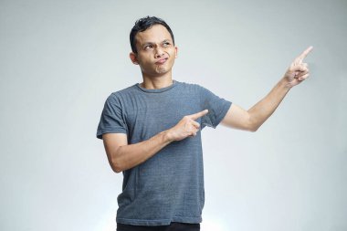 Asyalı Adam 'ın Beyaz Arkaplan Karşısında Hareket Ettiği Portresi