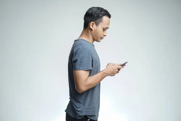 Junge Hübsche Asiatische Mann Mit Smartphone Auf Grauem Hintergrund — Stockfoto