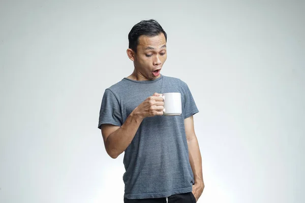 Förvånad Ansikte Asiatisk Man Dricker Kopp Kaffe Isolerad Vit Bakgrund — Stockfoto
