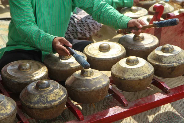 Hand Man Som Spelar Gamelan Musikinstrument Stockbild