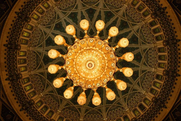 머스캣 모스크의 아름다운 샹들리에 고품질 — 스톡 사진
