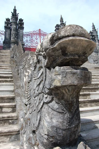 Statua in pietra di un drago in un antico tempio buddista — Foto Stock