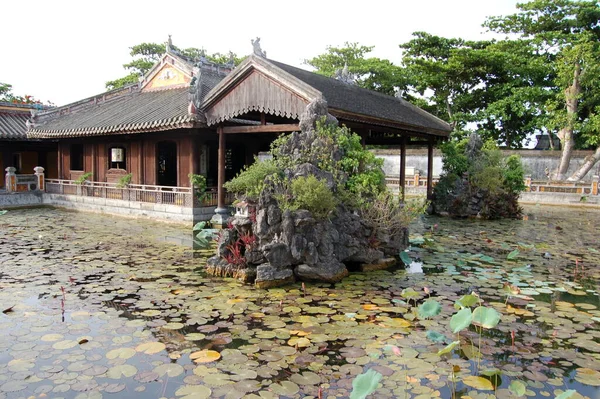 Ancient asian house on the bank of the river —  Fotos de Stock