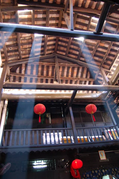 Tavandan eski Asya tarzı ev ışığı