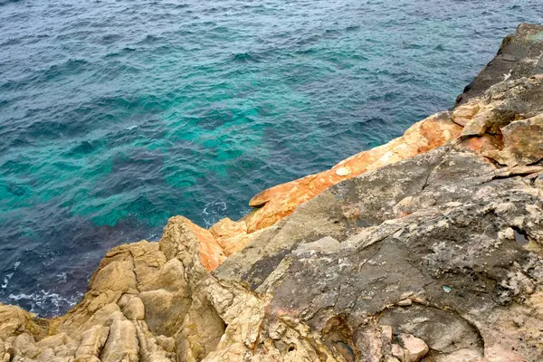 Skalnatý břeh s azurové vodou — Stock fotografie