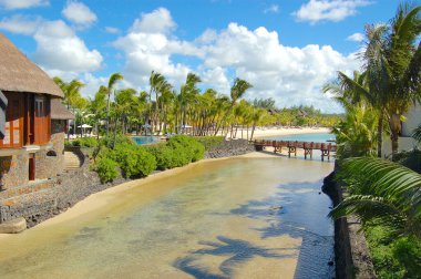 Mauritius 'ta bir otelde nehrin üzerinde küçük bir köprü.