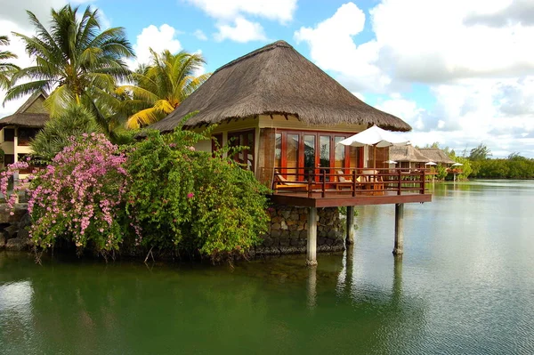 Mauritius 'un tropik deniz aşırı bungalovu tatili
