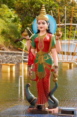 Mauritius 'taki Hint tanrısı kadın tapınağının heykeli.