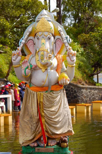 Estátua da divindade indiana ganesha com a cabeça de um elefante — Fotografia de Stock