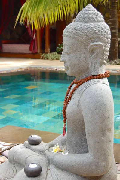 Estátua de buddha no centro de spa do hotel paz e tranquilidade — Fotografia de Stock