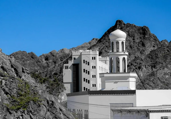 Muscat 'ın banliyölerindeki dağlarda bir cami.