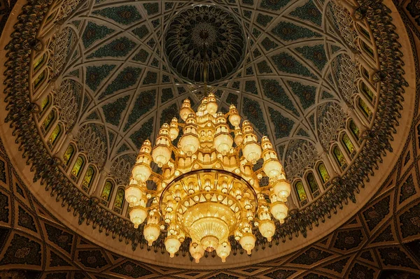 Bellissimo lampadario nella moschea di Muscat — Foto Stock