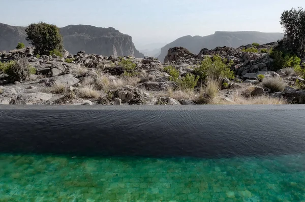 Dağ manzaralı otel havuzu.