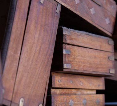 Doğu pazarında tahta hatıra kutuları. Yüksek kalite fotoğraf