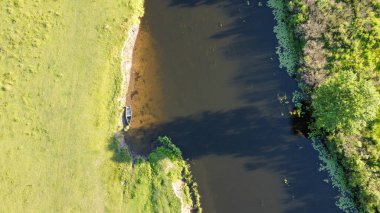Nehir kıyısına yakın bir tekne İHA ile vurulmuş. Yüksek kalite fotoğraf