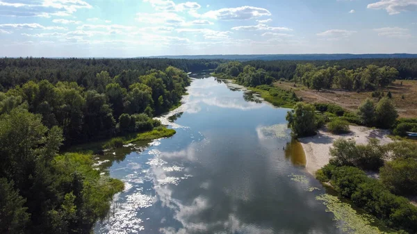 Nehir, bir dron Ukrayna 'dan ateş ederek tarladan akıyor. Yüksek kalite fotoğraf