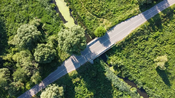 Tarlalardan akan nehir üzerindeki köprü ve Ukrayna 'daki bir İHA tarafından vurulan çayırlar. Yüksek kalite fotoğraf