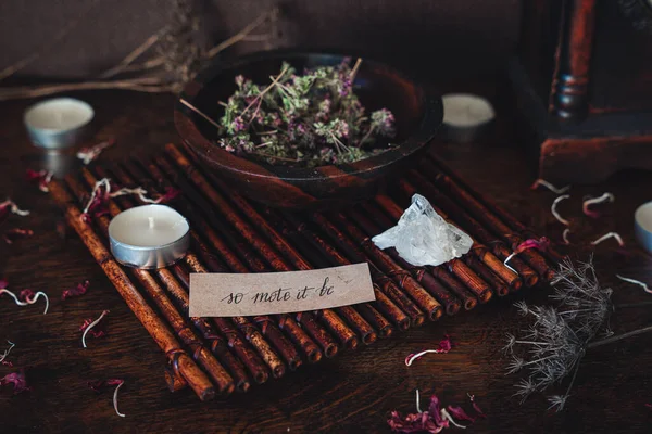 Кусок Бумаги Словами Mote Написан Алтаре Ведьм Виккана Деревянная Чаша — стоковое фото