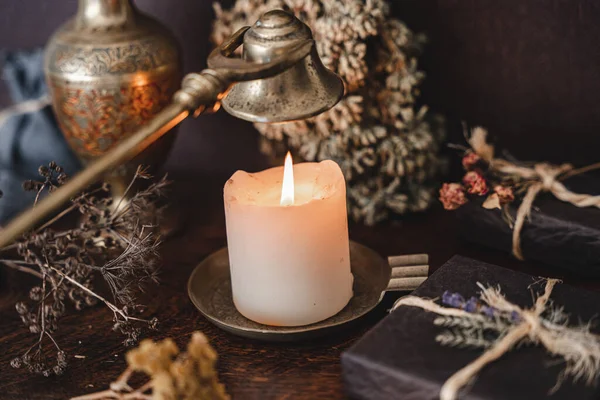 Wiccan女巫熄灭了一个白色的烛焰与古董黄铜色灯芯绒鼻塞 在女巫的祭坛上施放咒语 — 图库照片