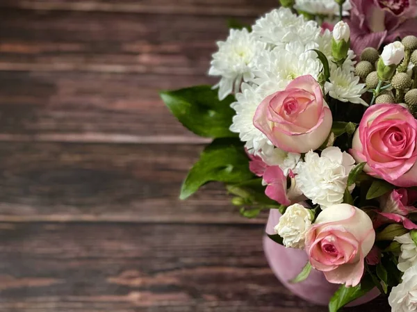 Piękny Bukiet Róż Kwiatów Drewnianym Pudełku Tle Starej Rustykalnej Ściany — Zdjęcie stockowe