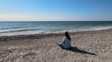 Meditasyona ara veren güzel bir kız deniz kenarında inanılmaz doğal manzarası olan yoga egzersizi yapıyor. Stres yok, serbest, rahatlama, denge, uyum, rahatlama. Farkındalık meditasyon konsepti, zen, sürdürülebilir yaşam