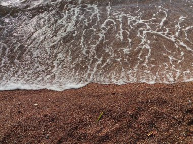 Dalgaları, kumu ve denizi olan güzel sahil
