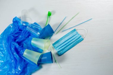 Çöp, plastik atık, plastik bardaklar, pipet, torba, tıbbi maske, plastik kirlilik sorunu