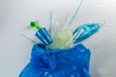 Çöp, plastik atık, plastik bardaklar, pipetler, torbalar, tıbbi maske geçmişi, plastik kirlilik sorunu, yeniden kullanım