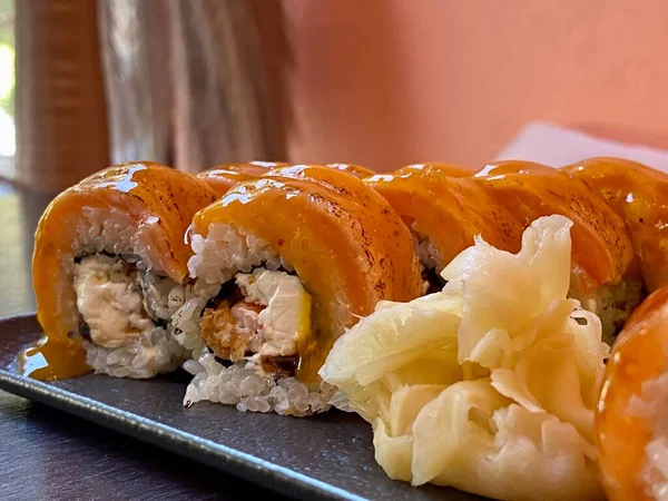 Cozinha Japonesa Rolo Sushi Com Salmão Queijo — Fotografia de Stock