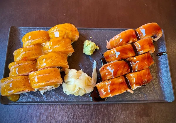 Sushi Conjunto Rolos Maki Bali Gunkans Com Vermelho Cavier Perto — Fotografia de Stock