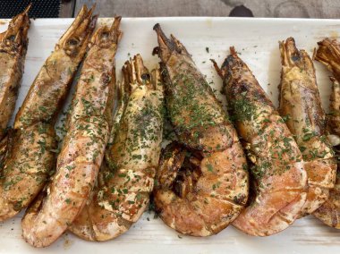 Lezzetli kızarmış kral karidesleri, lezzetli deniz ürünleri yemekleri, yemek fotoğrafçılığı, yakın çekim..