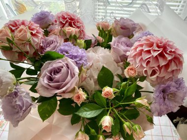 Güzel bir buket ve bahçede çiçekler. Nazik beyaz, mor ve pembe demet sıra dışı çiçekler yıldız çiçekleri ve güller, çiçekçi dükkanı konsepti, güzel bitki örtüsü, şefkat, kartpostal.