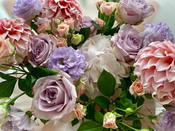 Oferty Fioletowy Różowy Bukiet Niezwykłych Kwiatów Dahlias Zbliżenie Koncepcja Sklep — Zdjęcie stockowe