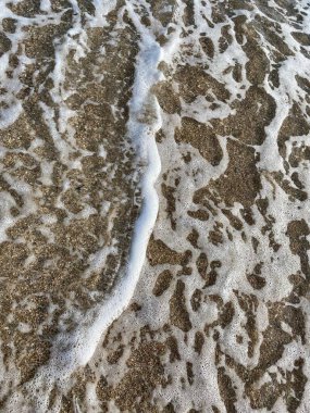 Sahilde dalgalı kumsallar, dalgalar, su ve deniz..