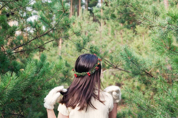 Молода Жінка Різдвяним Вінком Сосновому Лісі Копіювати Простір Різдвяна Листівка — стокове фото