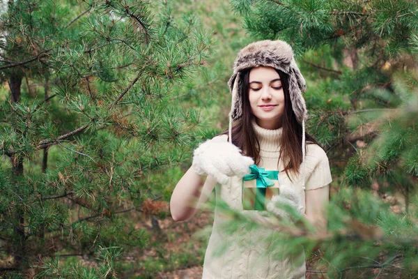 Молода Жінка Язаній Зимовій Шапці Тримає Різдвяний Подарунок Подарунковий Ящик — стокове фото