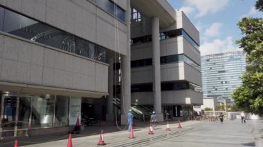 Bina bakımı. İşçiler tamamen güvenli bir şekilde pencereleri temizlemeye hazırlanıyorlar. Yokohama 4 Ekim 2021