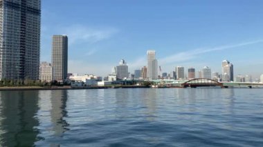 Nehir kenarındaki Toyosu bölgesinden Tokyo Metropolis manzarası