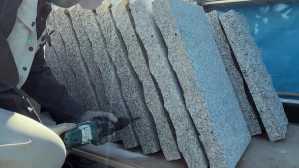 Profesjonalny Pracownik Wierci Granit Celu Przygotowania Montażu Budynku — Wideo stockowe