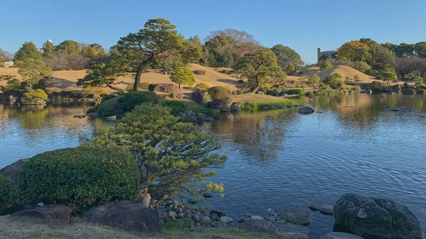 Tipik bir Japon bahçesinin güzel manzarası