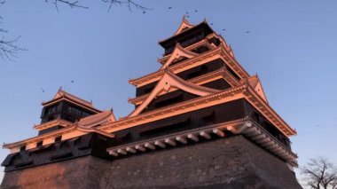 Eski bir Japon şatosunun güzel günbatımı manzarası