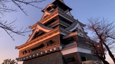 Eski bir Japon şatosunun güzel günbatımı manzarası
