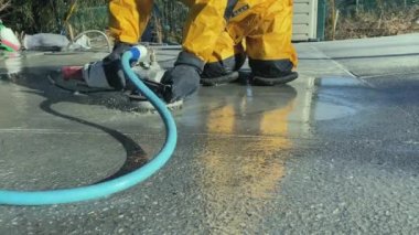 Gri beton zeminde çalı çekiçli bitiş makinesi