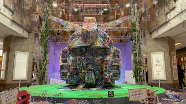 Dev Gundam kafası tamamen geri dönüştürülmüş plastikten yapılır. Yokohama Kara Kulesi 'nde sergileniyor.